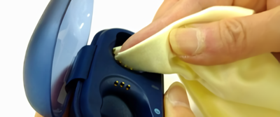 image du nettoyage des points de contact à l'aide d'un chiffon doux