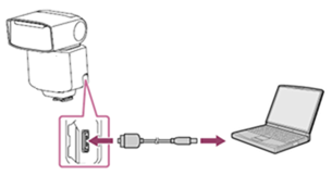  Anslut multi-/mikro-USB-kontakten på höger sida av blixtenheten, sedd framifrån, till datorn med en USB-kabel.