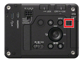 Lampa de acces se află în partea dreaptă în spate, între capacul cardului de memorie și butonul MENU.