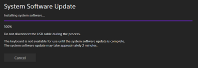 Екран со наслов [System Software Update] (Ажурирање на системскиот софтвер). Под насловот има лента за напредок што се движи од лево кон десно, со индикатор за процент што го покажува статусот на завршување подолу. Копчето [Cancel] (Откажи) е достапно под индикаторот за напредок.