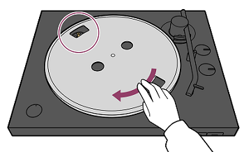 移除轉輪墊來檢查驅動皮帶狀態的圖例
