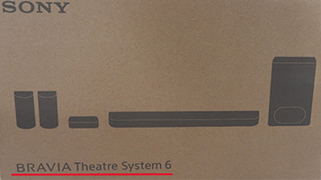個装カートンに印刷された製品名（BRAVIA Theatre System 6）とサウンドバー構成図の例