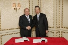 FIFA President Mr.Joseph S.Blatter and Sony CEO Idei at signing ceremony