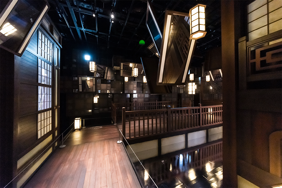 An area inspired by the “Infinity Castle” from “Demon Slayer.” The complex arrangement of pillars and staircases creates a fantastical atmosphere.