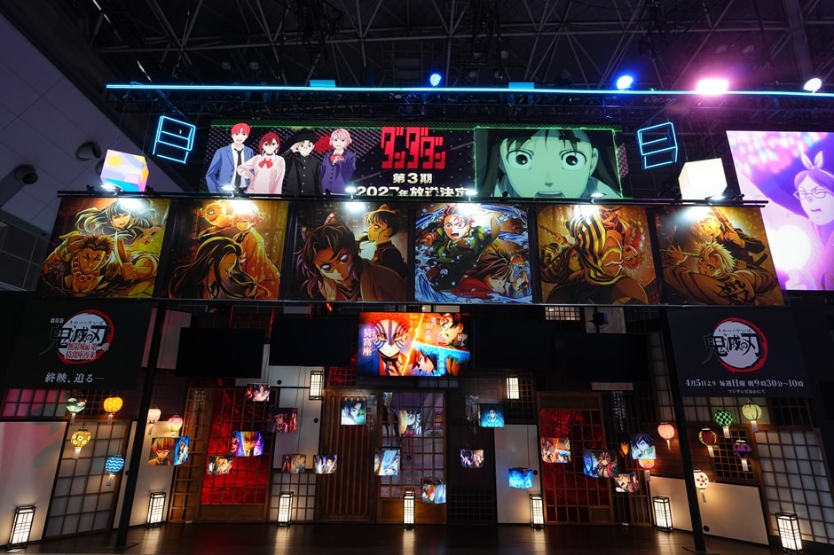 A display featuring numerous posters of Demon Slayer characters arranged in a space with traditional shoji screens and fusuma sliding doors.