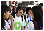 Taking public transportation with Japanese students using the 