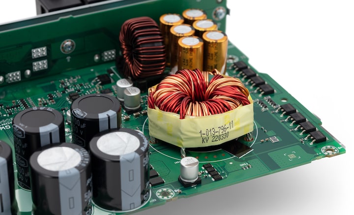 Internal view of the XM-1ES Mobile ES mono power amplifier power supply block