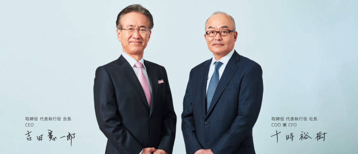 取締役 代表執行役 会長 CEO 吉田憲一郎　取締役 代表執行役 社長 COO 兼 CFO 十時 裕樹 画像掲載