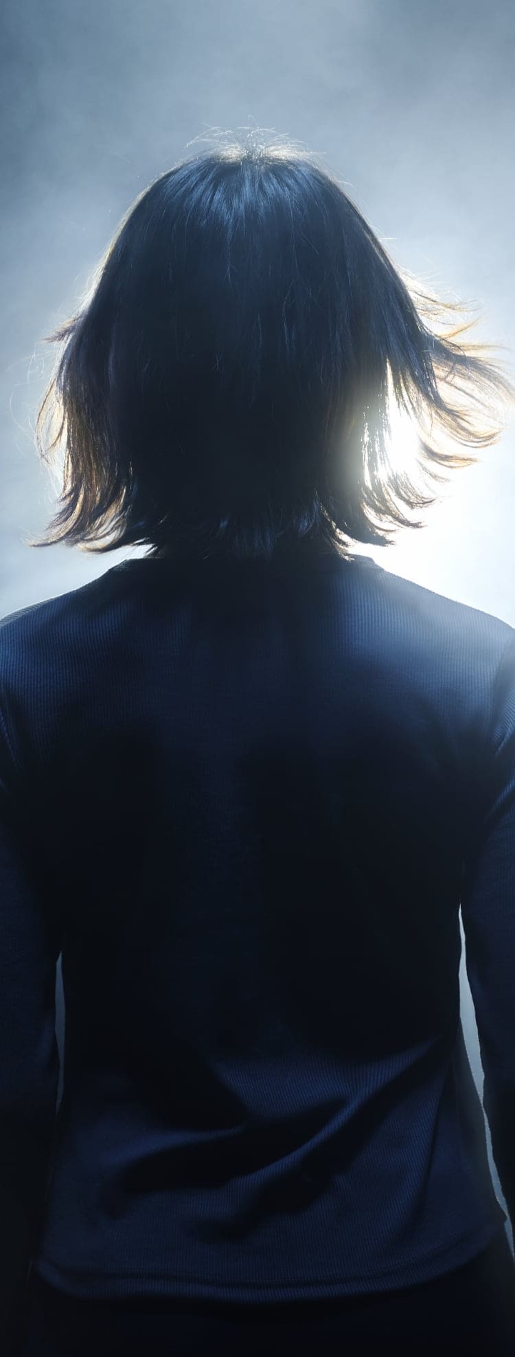 背景画像_女性の立ち姿