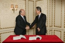 契約締結式でのFIFAブラッター会長とソニー会長・出井