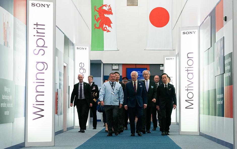 UK Technology Centre内を歩くチャールズ国王