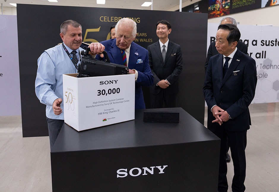 UK Technology Centreで生産された30,000代目の業務用HDカメラにソニーロゴを取り付け、梱包されるチャールズ国王