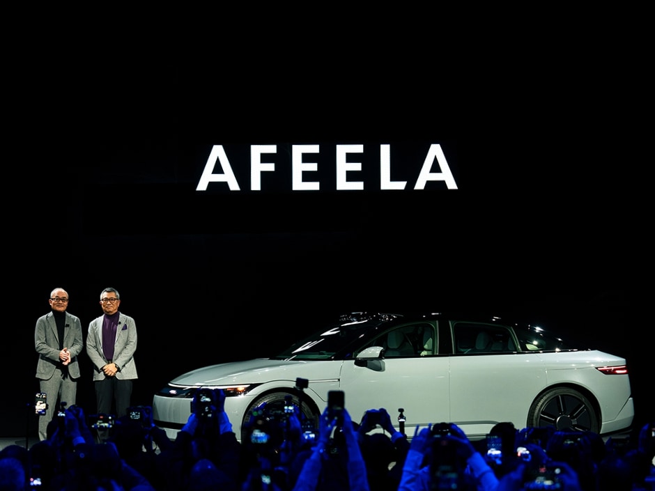 AFEELA 1を紹介する十時裕樹（ソニーグループ 社長 兼 CFO）と水野泰秀 （ソニー・ホンダモビリティ株式会社 代表取締役 会長 兼 CEO）