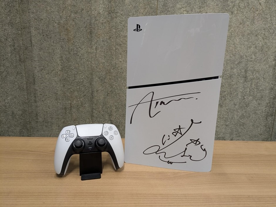 Aimer、LiSAのサインが入ったプレイステーション5の写真