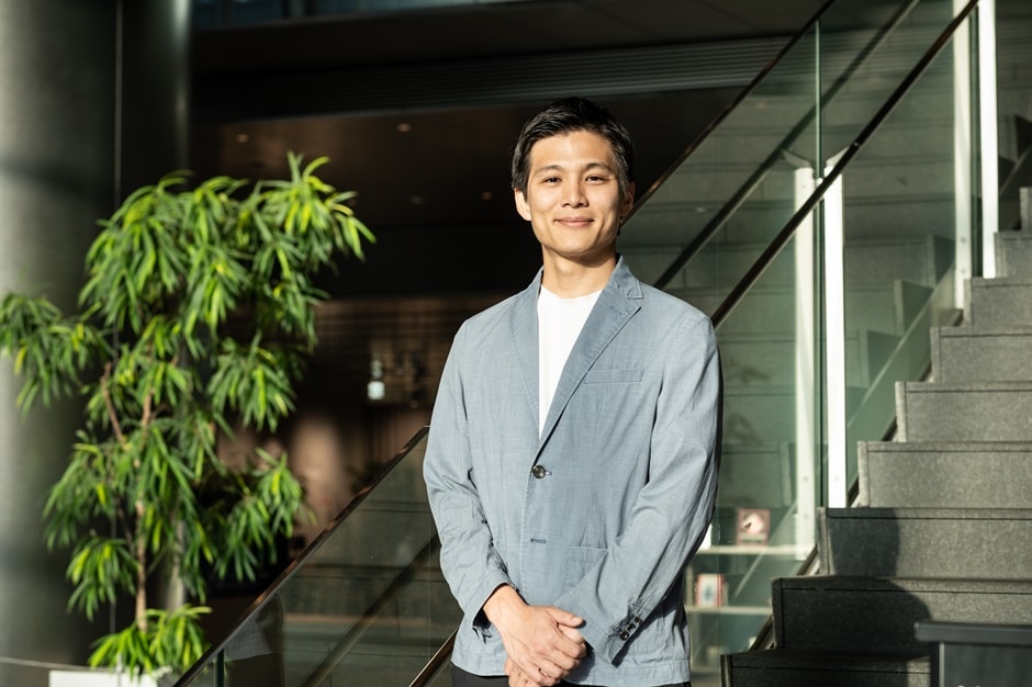 立っている竹野さんの写真