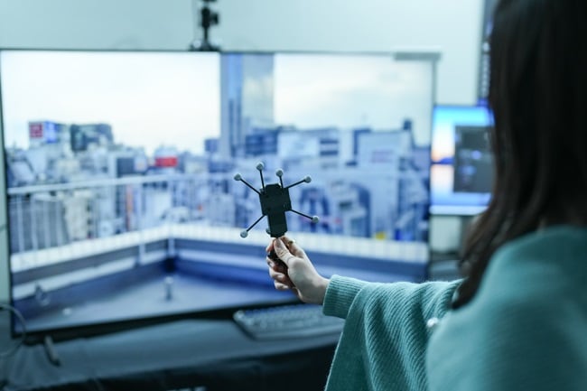 ディスプレイに映った3D空間を見る人