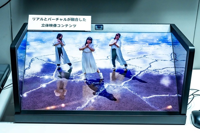 立体映像コンテンツを映したディスプレイ