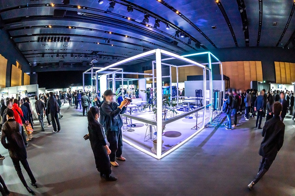 会場に集まる多くの人