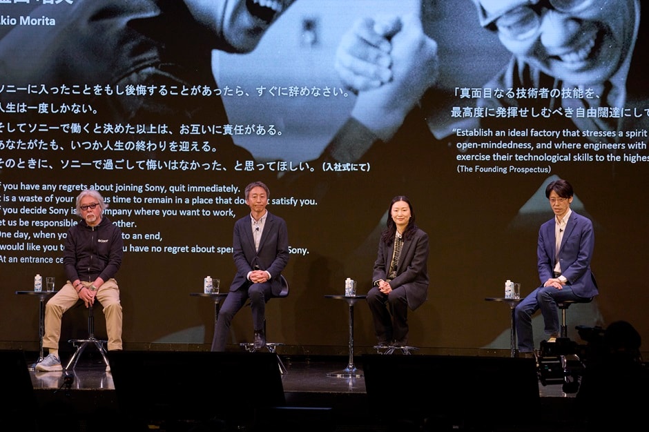 チーフオフィサーの御供、小寺、陶琳、井藤がステージ上で並んで座ってセッションしている写真