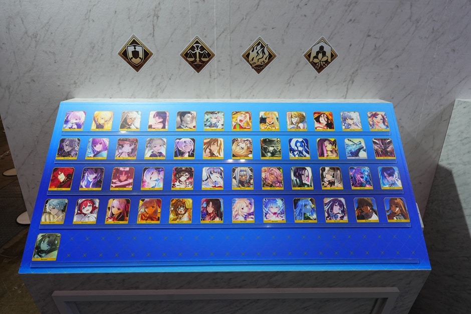 青いボードに多数のキャラクターの画像が並んでいる写真