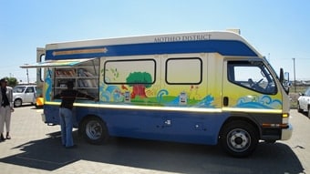 移動図書館車