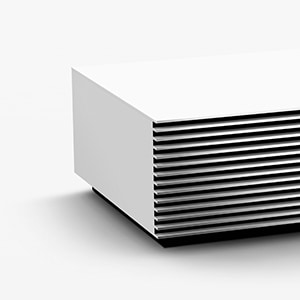 LSPX-W1Sの少し斜め前から、フロントのアルミのスレートにフォーカスした画像