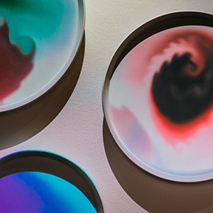 人の動きに合わせて柄が変わる皿。