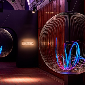 London Design Festivalでの巡回展。画のランダムに見える振り子の動きは、ロボティクスがもつ意識を表現。Photo: Ed Reeve
