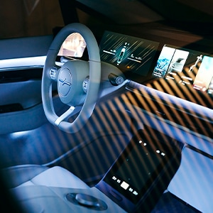 前面のダッシュボード一面に広がるユーザーインタフェース_2