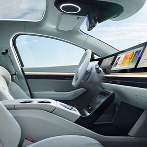 前面のダッシュボード一面に広がるユーザーインタフェース