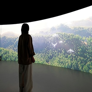 人と自然の相互依存、そして循環の物語を映しだす大型スクリーンの画