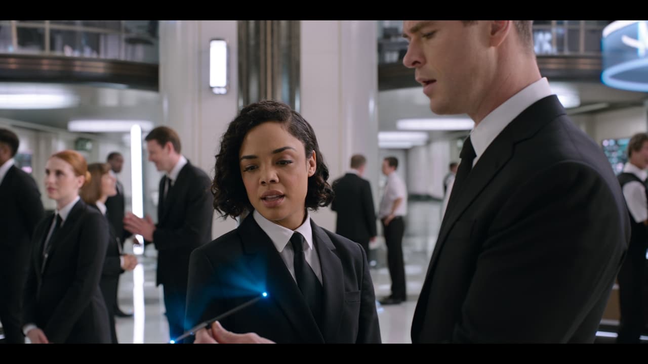 映画の中でペン型のプロジェクターが登場するシーン。登場人物が手に持ったプロジェクターを起動させる。