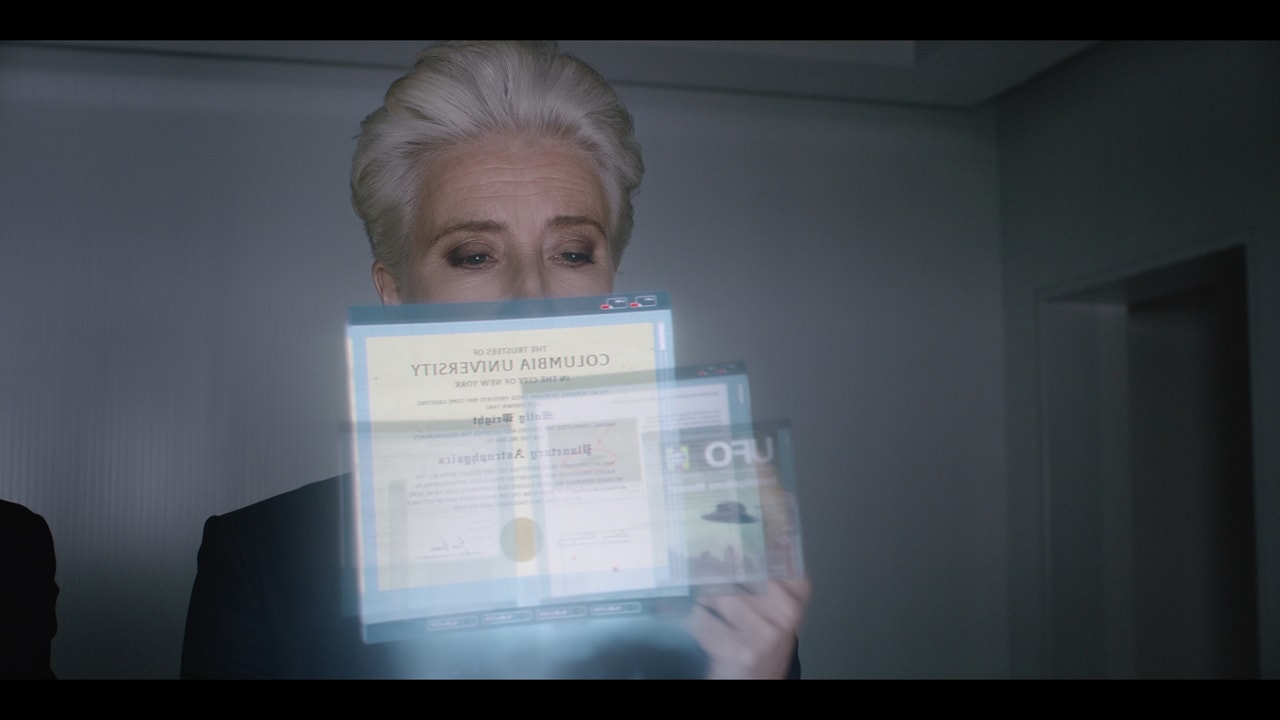 映画の中でペン型のプロジェクターが登場するシーン。プロジェクターから複数の映像が投影されている。