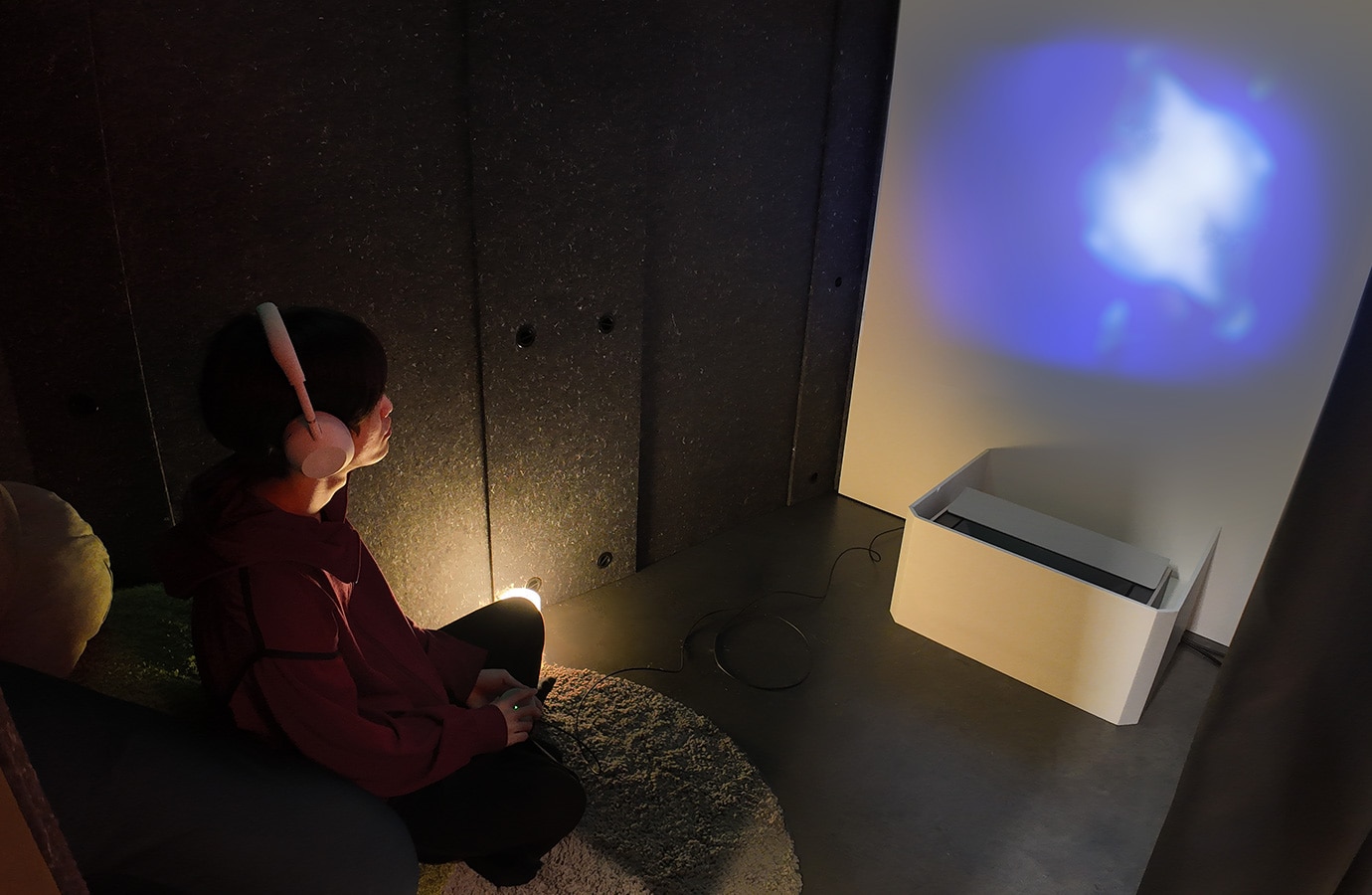 ライブ体験型のカームダウンブースを体験する当事者