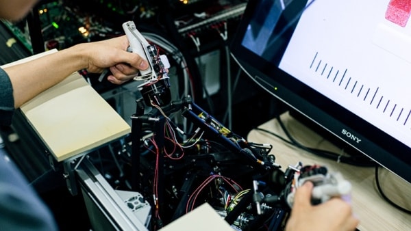 人とロボットが共存する未来のイメージ